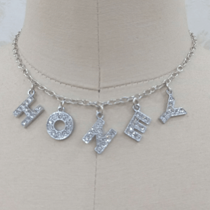 Silverfärgat Halsband med Text & Stenar