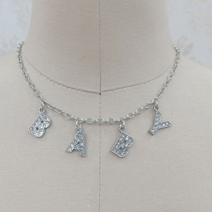 Silverfärgat Halsband med Text & Stenar
